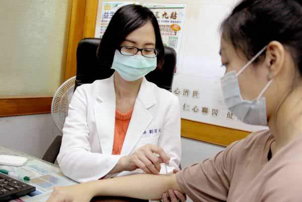 台中沙鹿仁人堂中醫診所醫師診治照片