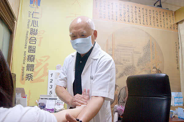 新北三重仁安堂中醫診所醫師診治照片