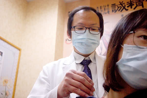 台中東勢仁心堂中醫診所醫師診治照片