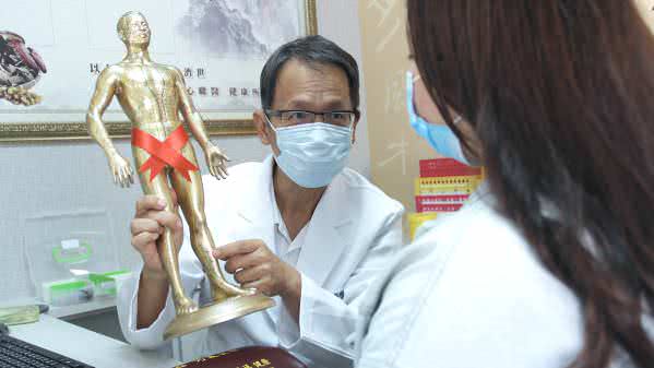 台中崇德仁心堂中醫診所醫師診治照片