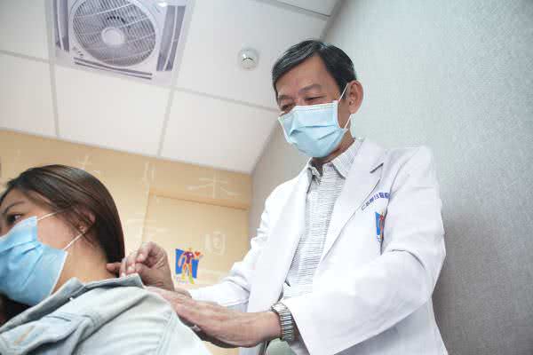 台中崇德仁心堂中醫診所醫師診治照片